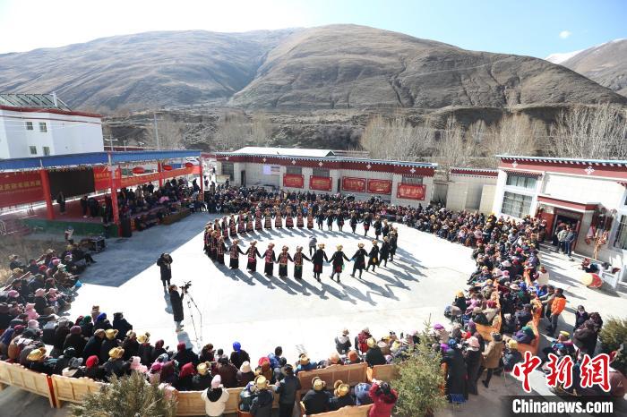 圖為匯報演出現(xiàn)場?！愔闈扇?攝