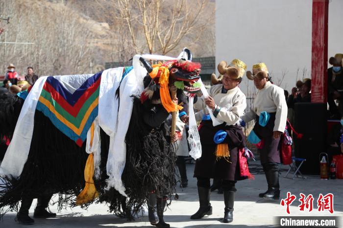 圖為民間藝人表演加麻百·甲江?！愔闈扇?攝