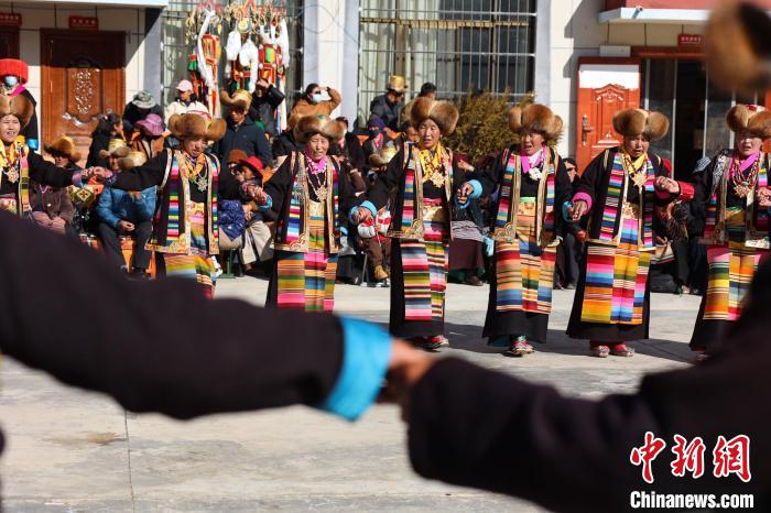 圖為民間藝人表演加麻“果諧”。　倫珠澤仁 攝