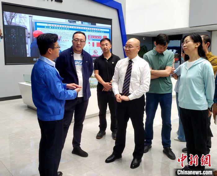 圖為全國政協(xié)委員、農(nóng)工黨青海省委主委王昆(中)在企業(yè)調(diào)研?！」鶟M福 供圖