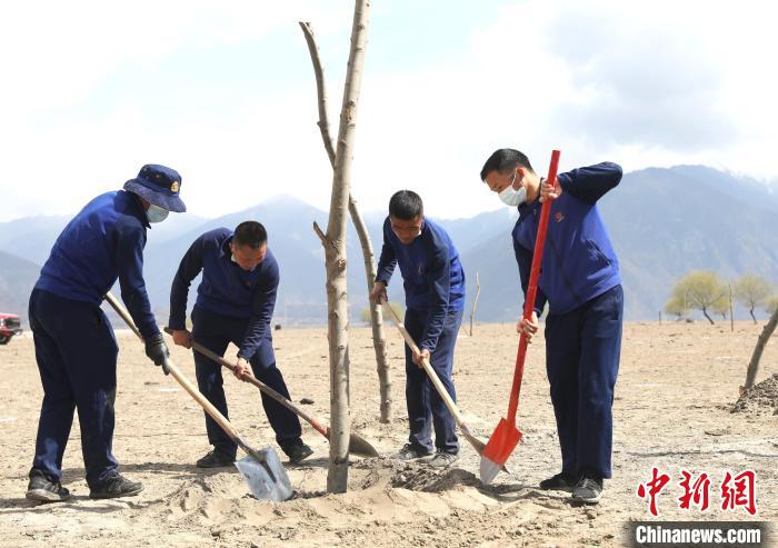 林芝市巴宜區(qū)森林消防中隊志愿服務(wù)隊正在平坑。　西繞拉翁 攝