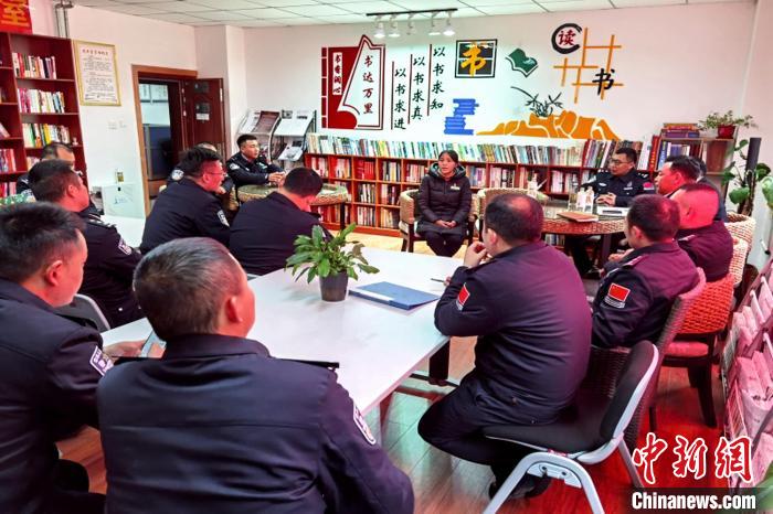 圖為亞東出入境邊防檢查站民警與銀行業(yè)務人員進行金融知識深入交流?！『?攝