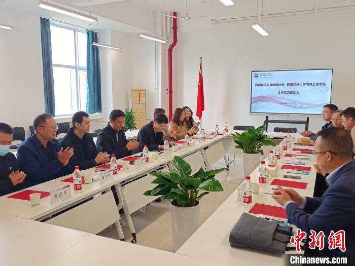 圖為座談會(huì)議現(xiàn)場(chǎng)?！「裆?攝