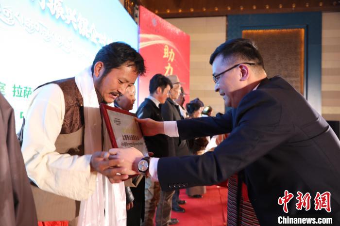 圖為拉薩市銀企對(duì)接洽談會(huì)現(xiàn)場(chǎng)?！「裆愔?攝