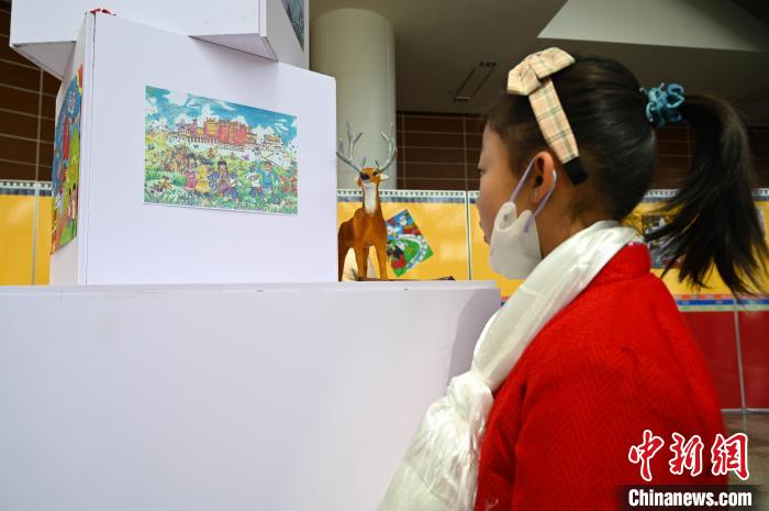 圖為學(xué)生參觀繪畫展?！≮w朗 攝