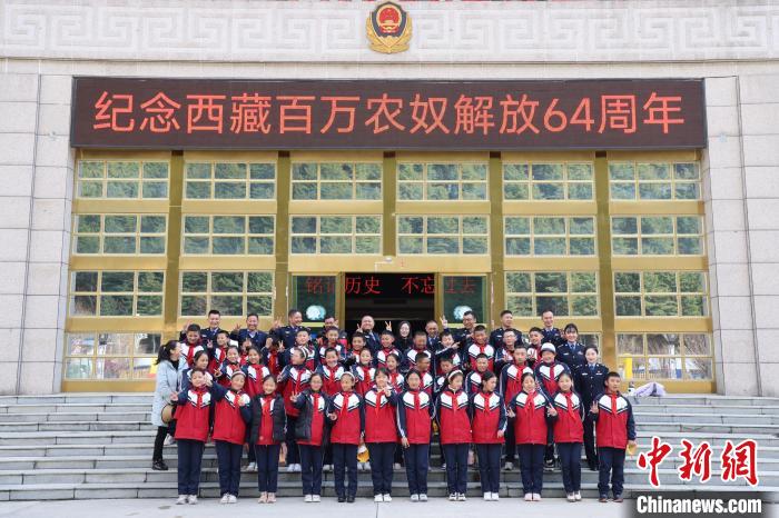 圖為亞東邊檢站民警代表與駐地小學(xué)師生代表合影留念?！『?攝