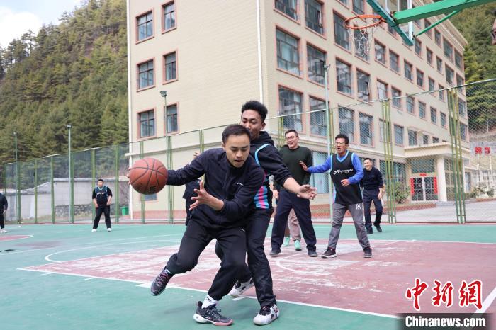 圖為亞東邊檢站民警與駐地農(nóng)業(yè)銀行代表開展籃球友誼賽?！『?攝