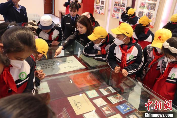 圖為亞東邊檢站民警為駐地小學(xué)生講解該站榮譽發(fā)展史?！『?攝