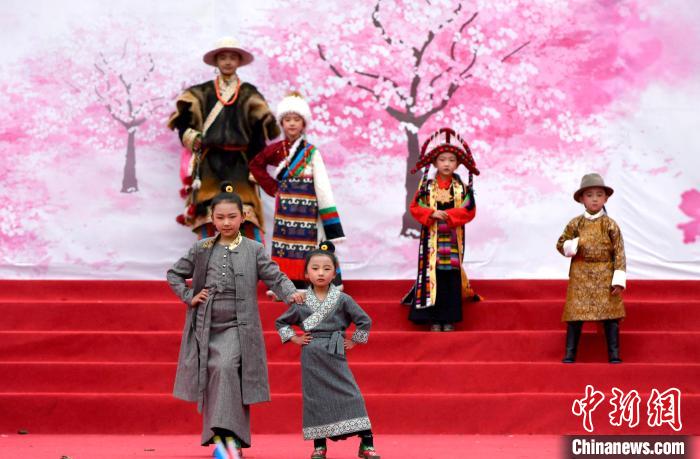 3月28日，西藏林芝第二十屆桃花旅游文化節(jié)開(kāi)幕式上的文藝表演。　李林 攝