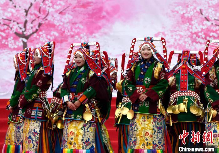 3月28日，西藏林芝第二十屆桃花旅游文化節(jié)開(kāi)幕式上的文藝表演。　李林 攝