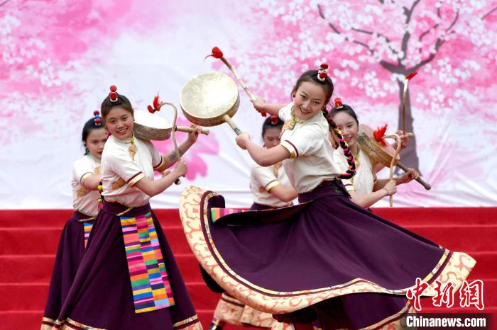 3月28日，西藏林芝第二十屆桃花旅游文化節(jié)開(kāi)幕式上的文藝表演?！±盍?攝