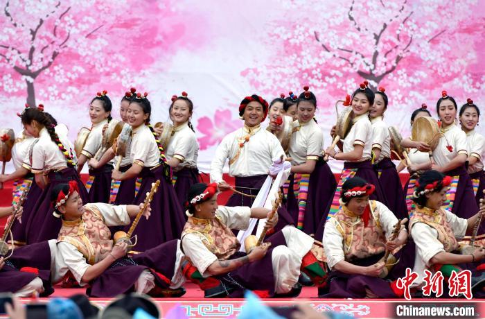 3月28日，西藏林芝第二十屆桃花旅游文化節(jié)開(kāi)幕式上的文藝表演。　李林 攝