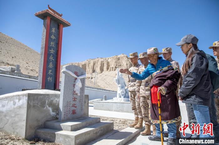 圖為在西藏阿里地區(qū)札達(dá)縣烈士陵園，82歲的次仁南杰老人為軍民代表講述新舊西藏的變化?！詵| 攝