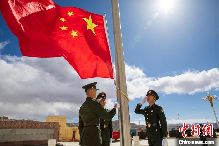 圖為在西藏阿里地區(qū)札達(dá)縣，軍民共同舉行升國旗儀式，慶祝西藏百萬農(nóng)奴解放紀(jì)念日?！詵| 攝