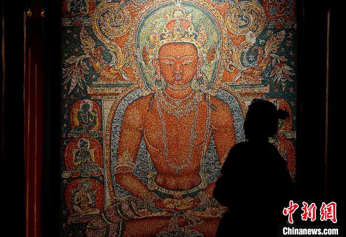 3月31日，觀眾欣賞展覽中的作品?！±盍?攝