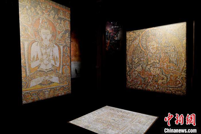 3月31日，觀眾欣賞展覽中的作品?！±盍?攝