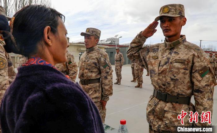 圖為列兵扎西加央向母親敬禮?！詵| 攝