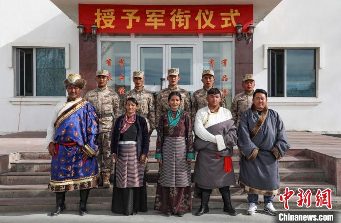 圖為列兵代表與親人合影留念?！詵| 攝