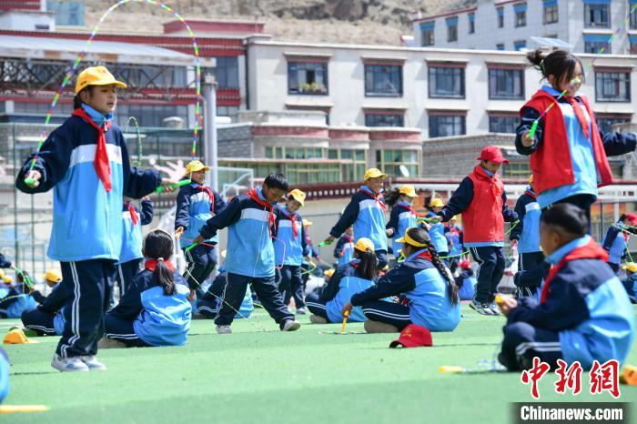 圖為學(xué)生正在練習(xí)跳繩?！∝暩聛硭?攝