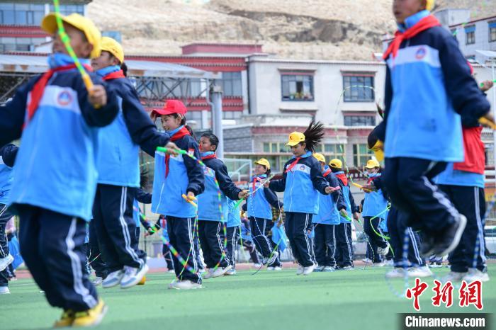 圖為學(xué)生正在練習(xí)跳繩?！∝暩聛硭?攝