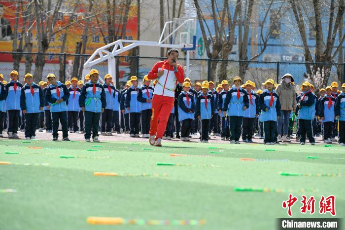 圖為學(xué)生在跳繩教練齊景龍的指導(dǎo)下做準(zhǔn)備運(yùn)動(dòng)。　貢嘎來松 攝