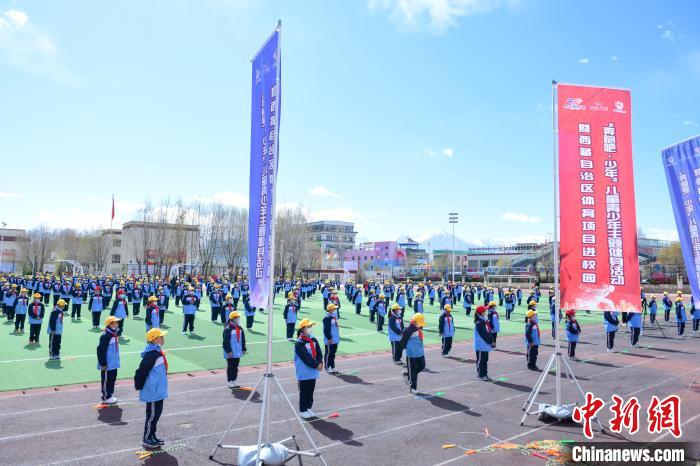 圖為學(xué)生在跳繩教練齊景龍的指導(dǎo)下做準(zhǔn)備運(yùn)動(dòng)?！∝暩聛硭?攝