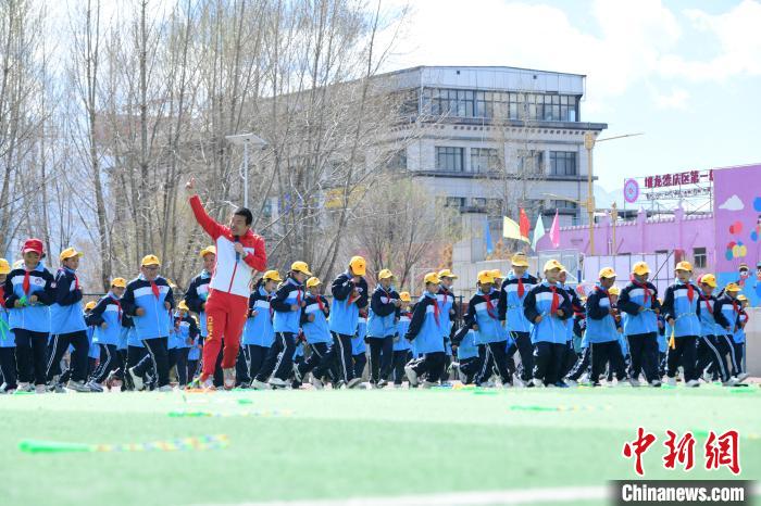 圖為學(xué)生在跳繩教練齊景龍的指導(dǎo)下做準(zhǔn)備運(yùn)動(dòng)?！∝暩聛硭?攝