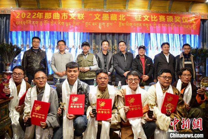 圖為獲獎人員合影留念。　貢嘎來松 攝
