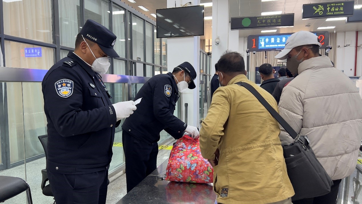 吉隆口岸移民管理警察正在對行李物品進(jìn)行檢查。人民網(wǎng)記者 唐宋攝