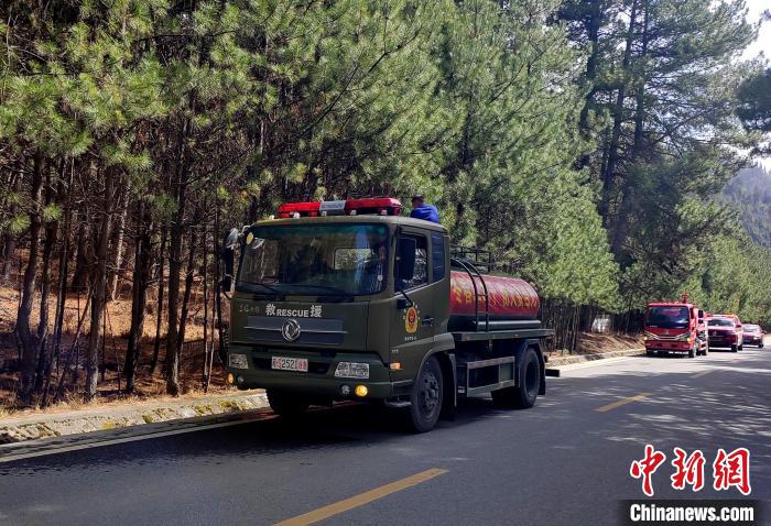 林芝市森林消防支隊(duì)米林中隊(duì)在米林縣一帶開(kāi)展灑水增濕作業(yè)?！≮w健宇 攝