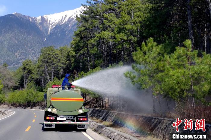 林芝市森林消防支隊(duì)米林中隊(duì)在米林縣一帶開(kāi)展灑水增濕作業(yè)?！≮w健宇 攝