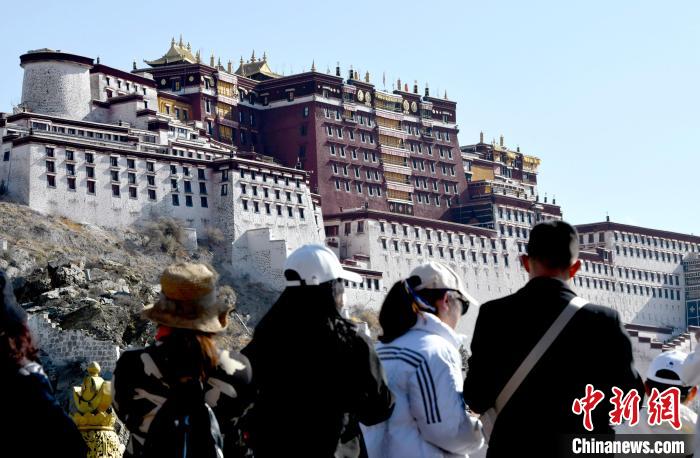 4月17日，游客在拉薩布達(dá)拉宮觀景臺(tái)拍照留念?！±盍?攝