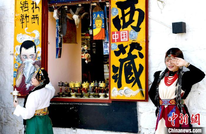 4月17日，游客身著藏式元素服裝在拉薩八廓街拍照留念?！±盍?攝