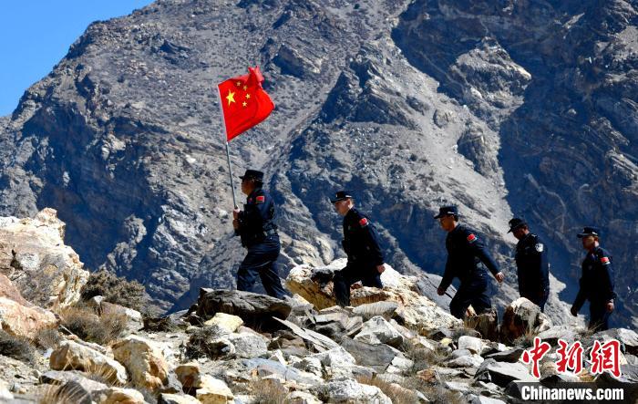 底雅邊境派出所民警夏永軍(左一)在巡邏中。　李林 攝
