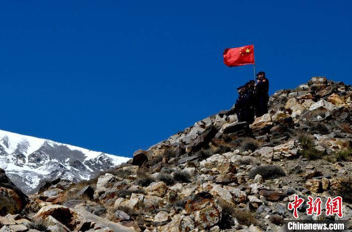 底雅邊境派出所民警夏永軍(右一)在巡邏中?！±盍?攝