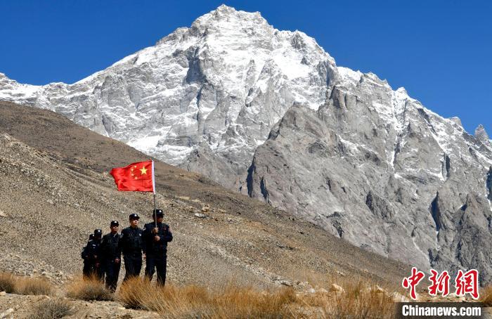 底雅邊境派出所民警夏永軍(右一)在巡邏中。　李林 攝