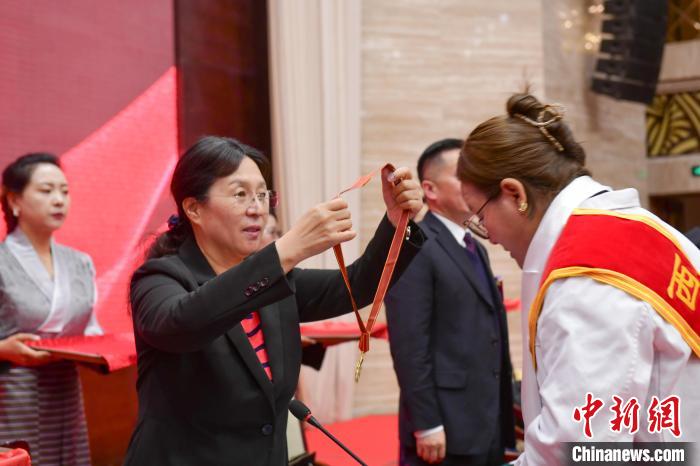 西藏舉辦“西藏十佳醫(yī)生、十佳護(hù)士”“西藏健康衛(wèi)士”表彰大會(huì)