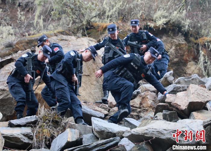 山南邊境管理支隊玉麥邊境派出所民警在邊境巡邏途中穿過亂石區(qū)?！∴嶇?攝