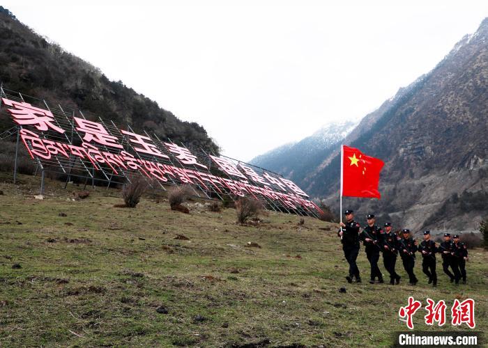 山南邊境管理支隊玉麥邊境派出所民警在轄區(qū)開展巡邏?！∴嶇?攝