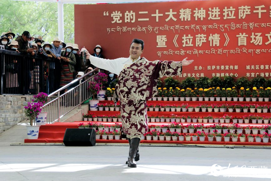 獻唱《夏爾巴》。人民網(wǎng) 次仁羅布攝