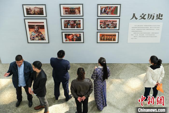 圖為觀眾觀看展覽。