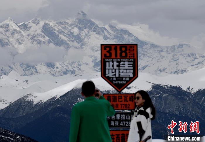 圖為5月14日，西藏林芝色季拉山觀景臺，游客遠眺南迦巴瓦峰。　　李林 攝