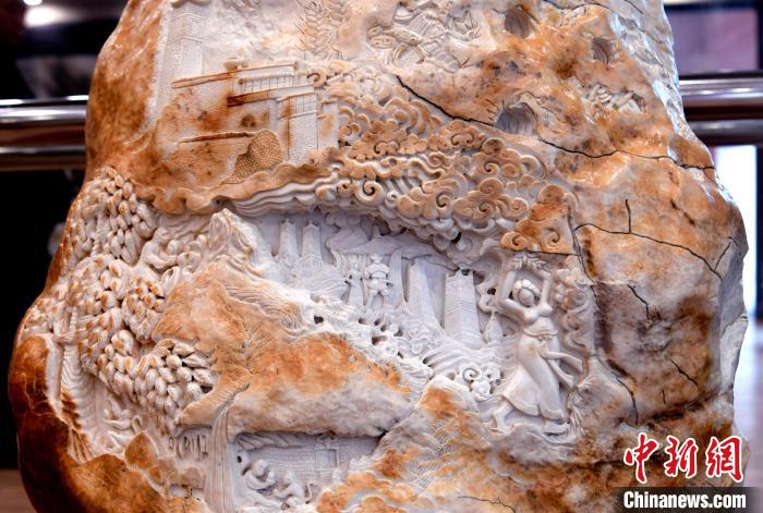 圖為5月16日，展覽中的漢白玉雕作品《猴子變?nèi)恕??！±盍?攝