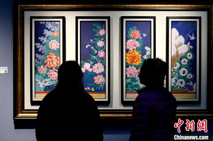 圖為5月16日，觀眾正在欣賞展覽中的新創(chuàng)唐卡作品?！±盍?攝