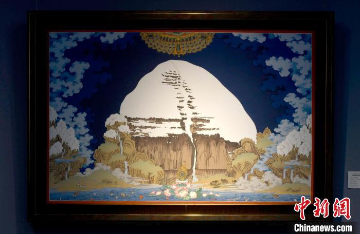 圖為5月16日，展覽中新創(chuàng)唐卡作品《岡底斯山》。　李林 攝