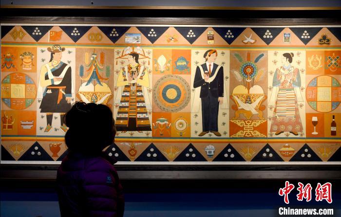 圖為5月16日，觀眾正在欣賞展覽中的新創(chuàng)唐卡作品?！±盍?攝