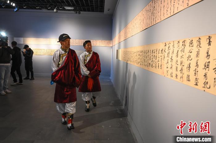 圖為學(xué)生參觀黃庭堅書法文獻(xiàn)展?！≮w朗 攝