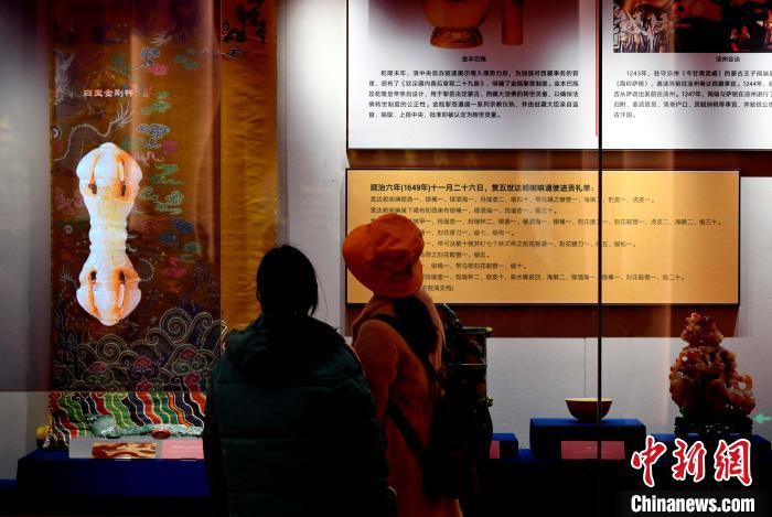 圖為5月18日，觀眾正在欣賞展覽?！±盍?攝