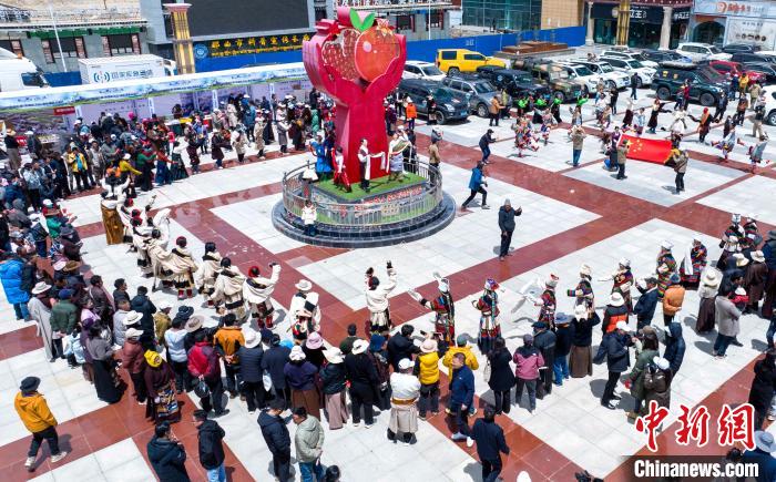 圖為“極地那曲 天際之旅”2023西藏那曲“中國旅游日”音樂美食嘉年華活動現(xiàn)場?！∧乔形幕吐糜尉止﹫D