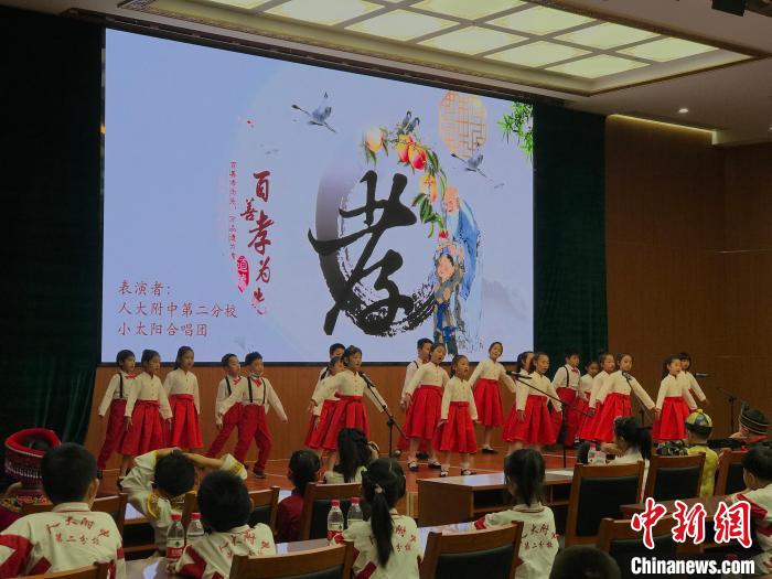 圖為中國(guó)人民大學(xué)附屬中學(xué)第二分校的小朋友們合唱?！￡惤ㄐ?攝